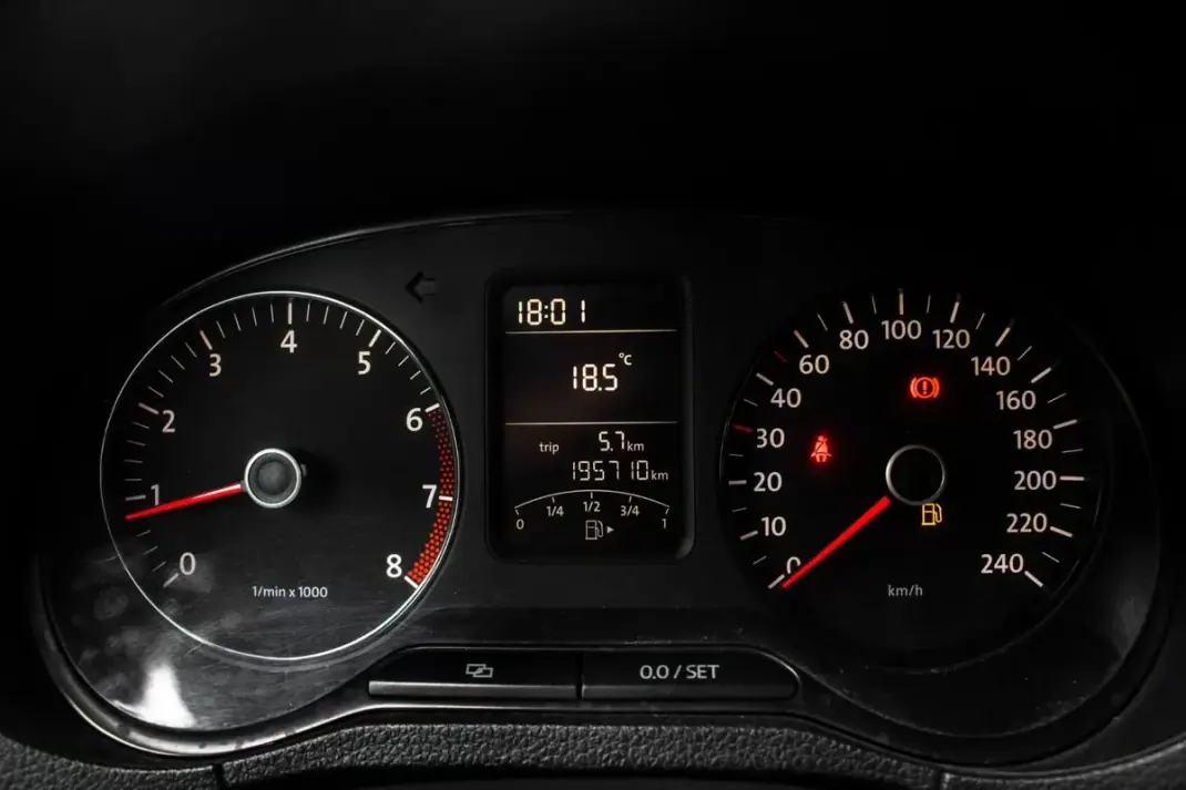 Volkswagen Polo 2011 - 6900 EUR, 195710 km - AUTO.MOTO.pt - 195710km - foto 13 de 23