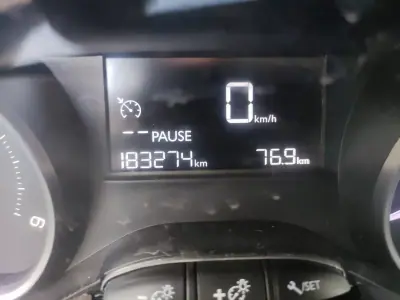 Peugeot 208 2017 - 7500 EUR, 183274 km - AUTO.MOTO.pt - 183274km - foto 19 de 23