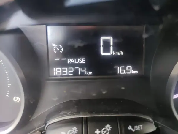 Peugeot 208 2017 - 7500 EUR, 183274 km - AUTO.MOTO.pt - 183274km - foto 19 de 23