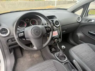 Opel Corsa 2014 - 6450 EUR, 161000 km - AUTO.MOTO.pt - 161000km - foto 7 de 22