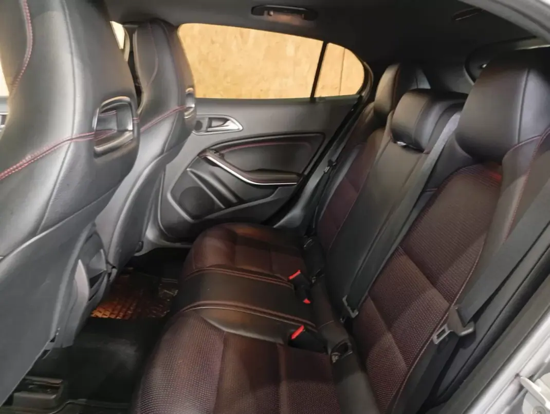 Mercedes-Benz GLA 220 2016 - 24900 EUR, 196000 km - AUTO.MOTO.pt - 196000km - foto 13 de 17