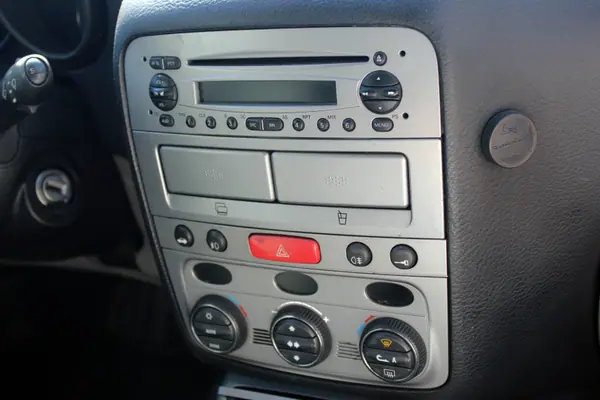 Alfa Romeo GT 2004 - 3800 EUR, 289000 km - AUTO.MOTO.pt - 289000km - foto 17 de 23