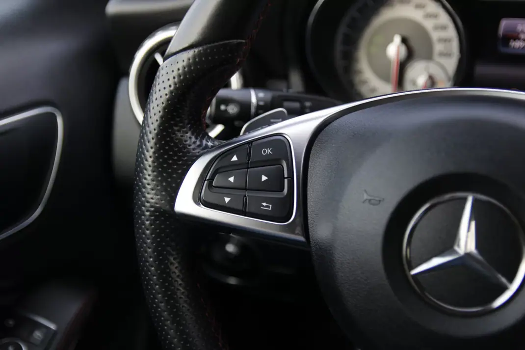 Mercedes-Benz GLA 180 2016 - 22500 EUR, 148000 km - AUTO.MOTO.pt - 148000km - foto 23 de 32