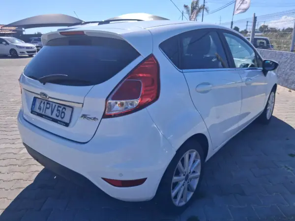 Ford Fiesta 2015 - 6900 EUR, 180000 km - AUTO.MOTO.pt - 180000km - foto 2 de 13
