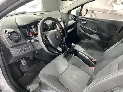 Renault Clio Sport Tourer 2015 - 8600 EUR, 248781 km - AUTO.MOTO.pt - 248781km - foto 6 de 20
