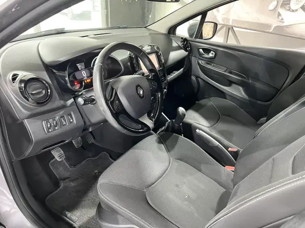 Renault Clio Sport Tourer 2015 - 6900 EUR, 248781 km - AUTO.MOTO.pt - 248781km - foto 6 de 20