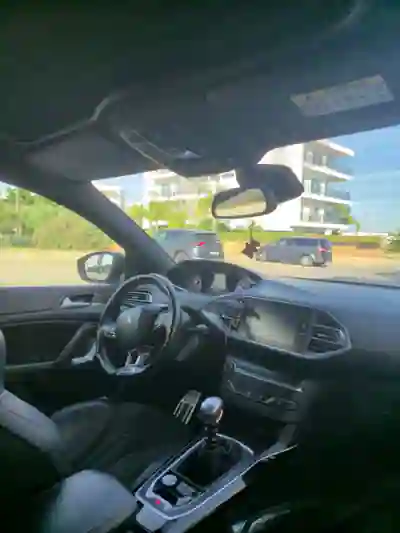Peugeot 308 2017 - 23000 EUR, 127000 km - 127000km - foto 6 de 9