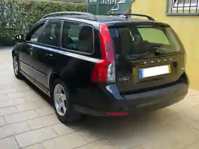 Volvo V50 2011 - 4750 EUR, 311000 km - AUTO.MOTO.pt - 311000km - foto 5 de 10