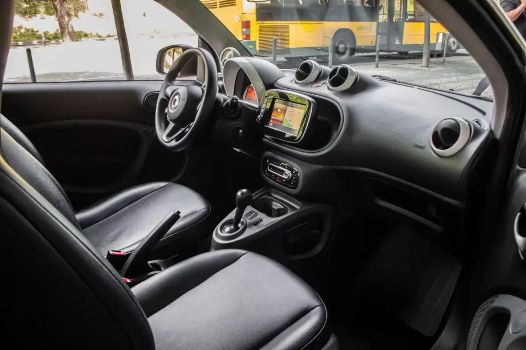 Smart ForTwo Coupé 2019 - 10900 EUR, 68296 km - AUTO.MOTO.pt - 68296km - foto 24 de 37