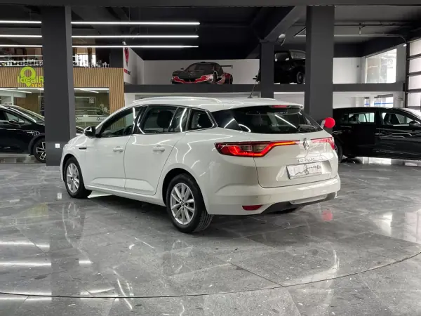 Renault Mégane Sport Tourer 2019 — photo 2 of 23
