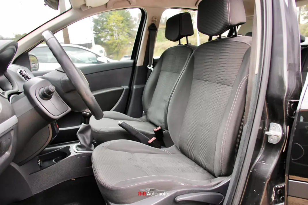 Renault Clio 2009 - 5750 EUR, 197000 km - AUTO.MOTO.pt - 197000km - foto 8 de 16