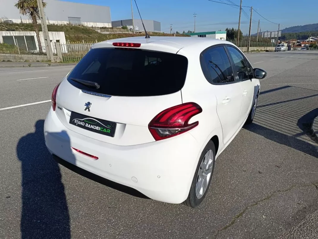 Peugeot 208 2017 - 11500 EUR, 81000 km - AUTO.MOTO.pt - 81000km - foto 10 de 24