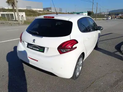 Peugeot 208 2017 - 11500 EUR, 81000 km - AUTO.MOTO.pt - 81000km - foto 10 de 24