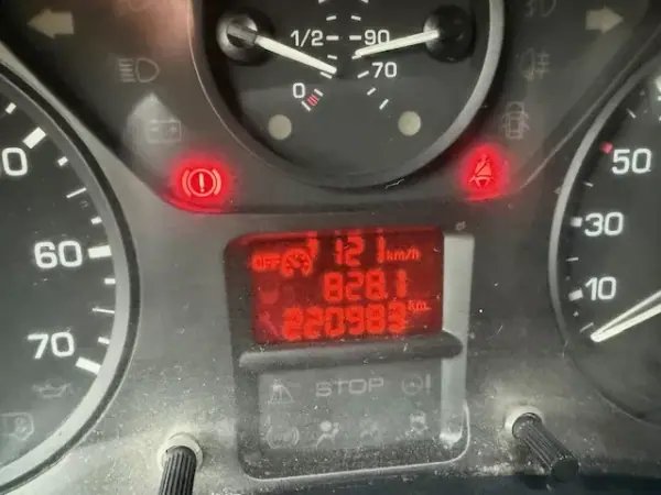 Citroën Berlingo 2015 - 7900 EUR, 221000 km - AUTO.MOTO.pt - 221000km - foto 25 de 29