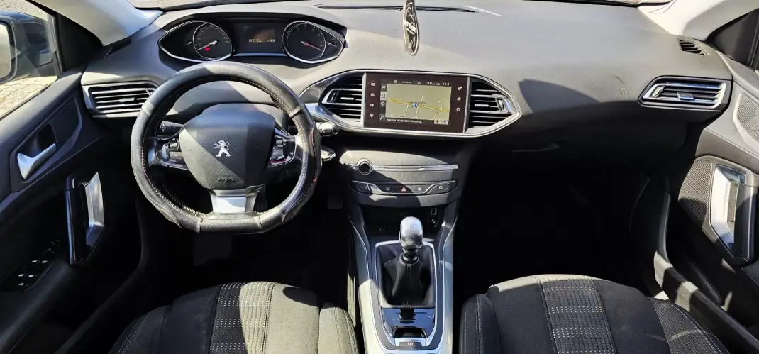 Peugeot 308 2015 - 9500 EUR, 180000 km - AUTO.MOTO.pt - 180000km - foto 6 de 20