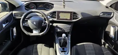 Peugeot 308 2015 - 9500 EUR, 180000 km - AUTO.MOTO.pt - 180000km - foto 6 de 20