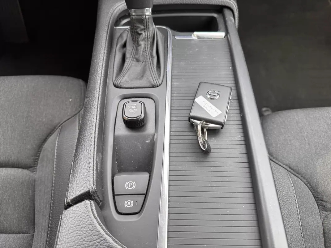 Volvo V90 2017 - 23750 EUR, 133014 km - AUTO.MOTO.pt - 133014km - foto 21 de 25