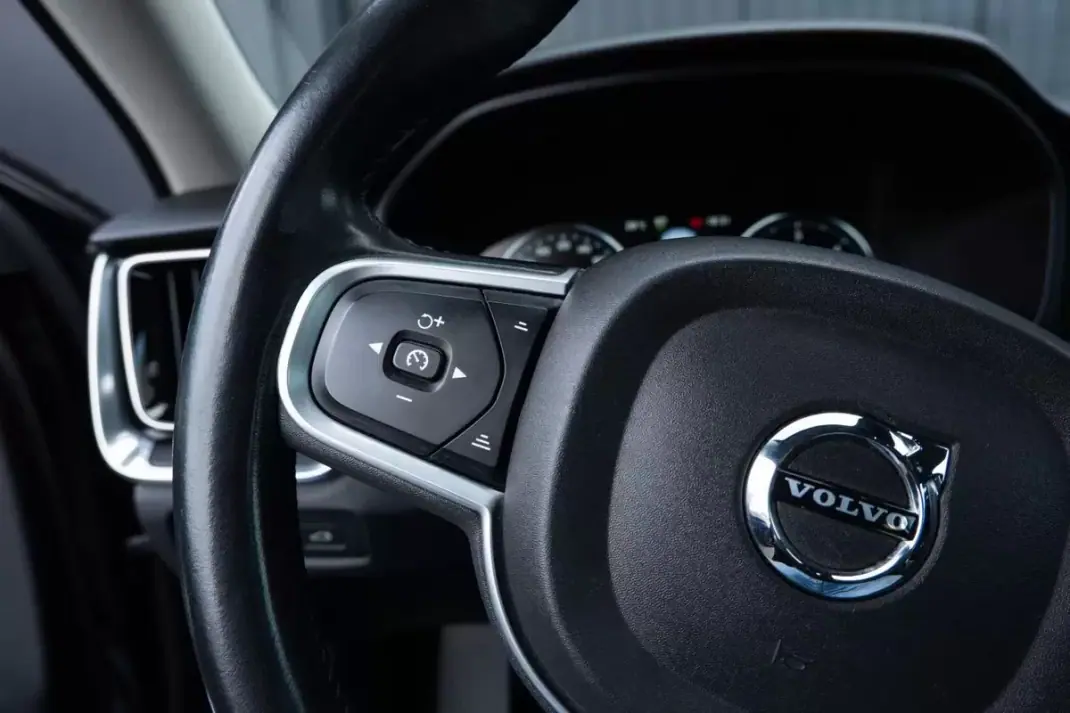 Volvo V60 2019 - 18400 EUR, 258859 km - AUTO.MOTO.pt - 258859km - foto 23 de 25