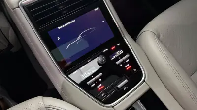 Porsche Panamera 2018 - 79990 EUR, 140973 km - AUTO.MOTO.pt - 140973km - foto 32 de 36
