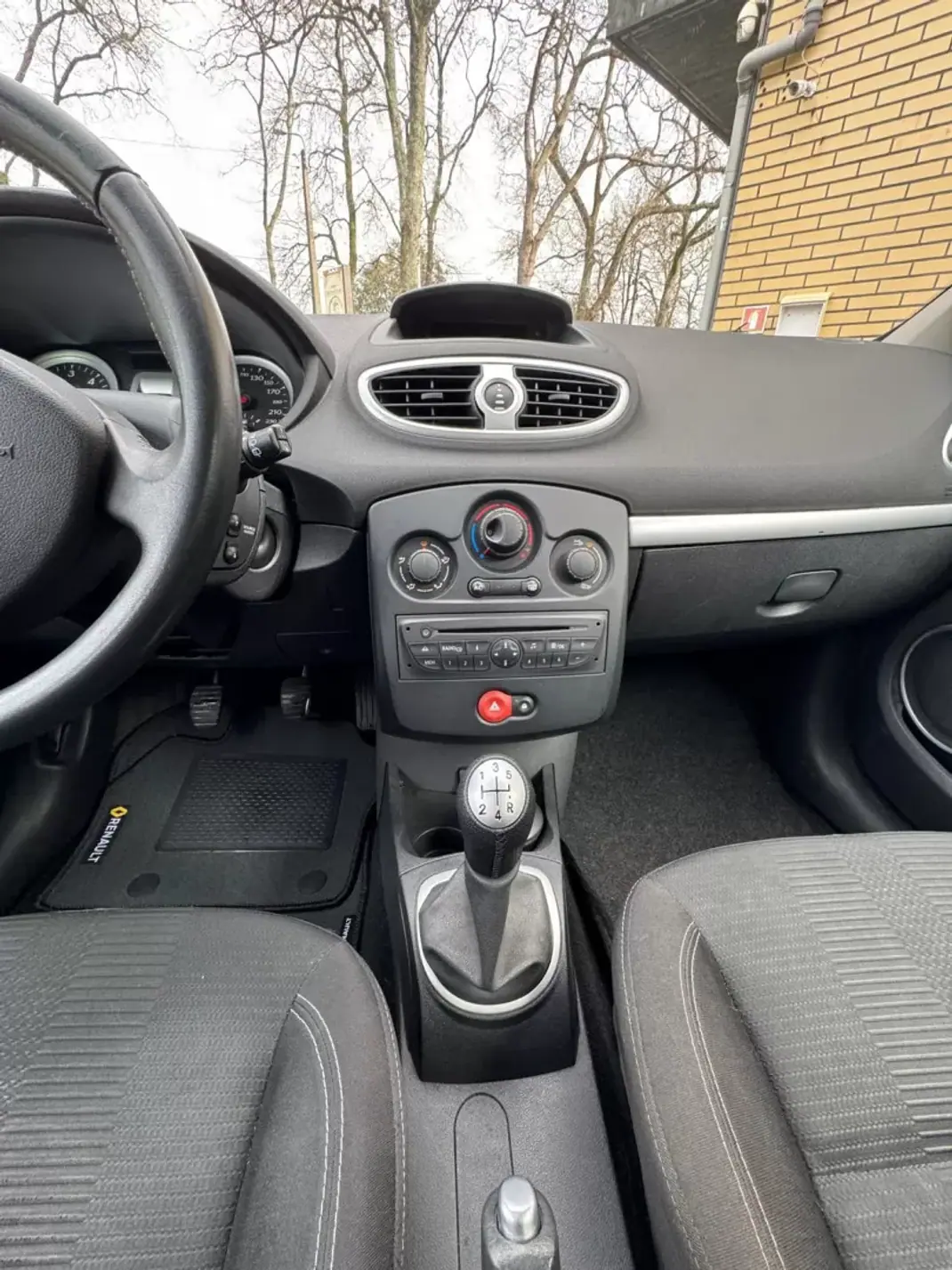 Renault Clio 2010 - 5900 EUR, 171000 km - AUTO.MOTO.pt - 171000km - foto 12 de 13