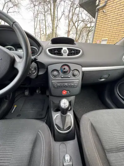 Renault Clio 2010 - 5900 EUR, 171000 km - AUTO.MOTO.pt - 171000km - foto 12 de 13