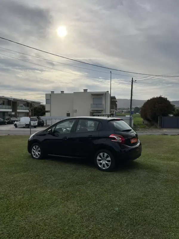 Peugeot 208 2014 - 6800 EUR, 148800 km - AUTO.MOTO.pt - 148800km - foto 3 de 12