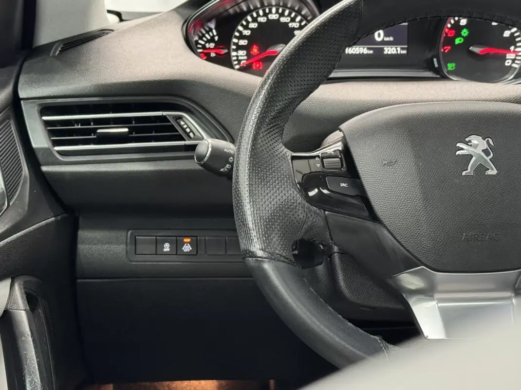 Peugeot 308 2018 - 11890 EUR, 159000 km - AUTO.MOTO.pt - 159000km - foto 24 de 35