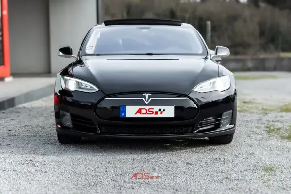Tesla Model S 2014 - 22000 EUR, 251000 km - AUTO.MOTO.pt - 251000km - foto 4 de 22