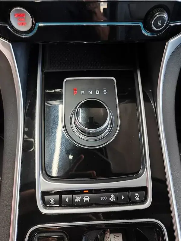 Jaguar XE 2017 - 14250 EUR, 243000 km - AUTO.MOTO.pt - 243000km - foto 31 de 34