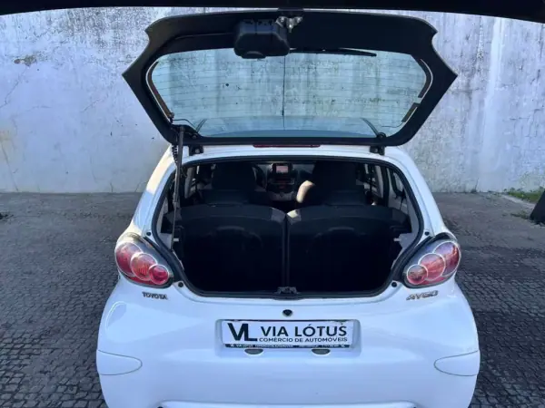 Toyota Aygo 2014 - 8900 EUR, 134000 km - AUTO.MOTO.pt - 134000km - foto 9 de 22