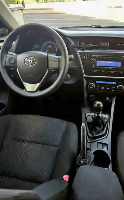 Toyota Auris 2013 - 9750 EUR, 210000 km - AUTO.MOTO.pt - 210000km - foto 6 de 7