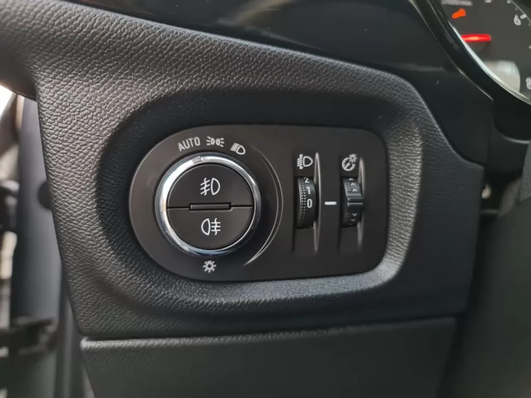 Opel Corsa 2020 - 15990 EUR, 140000 km - AUTO.MOTO.pt - 140000km - foto 26 de 31