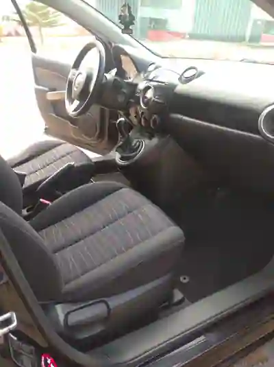 Mazda 2 2010 - 4700 EUR, 137880 km - AUTO.MOTO.pt - 137880km - foto 8 de 13