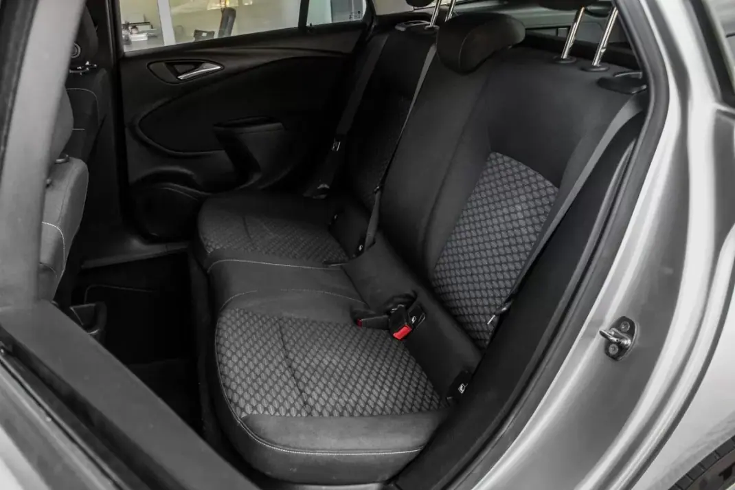 Opel Astra Sports Tourer 2018 - 9900 EUR, 225626 km - AUTO.MOTO.pt - 225626km - foto 26 de 34