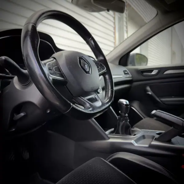 Renault Mégane 2017 - 11500 EUR, 185000 km - AUTO.MOTO.pt - 185000km - foto 5 de 20