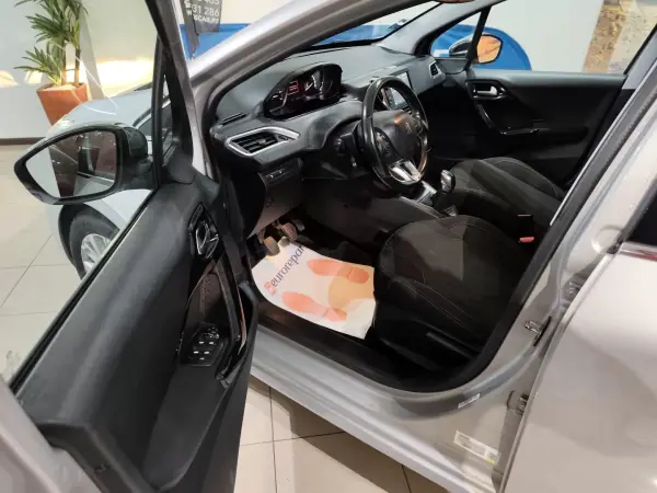 Peugeot 208 2018 - 9750 EUR, 81000 km - AUTO.MOTO.pt - 81000km - foto 10 de 26