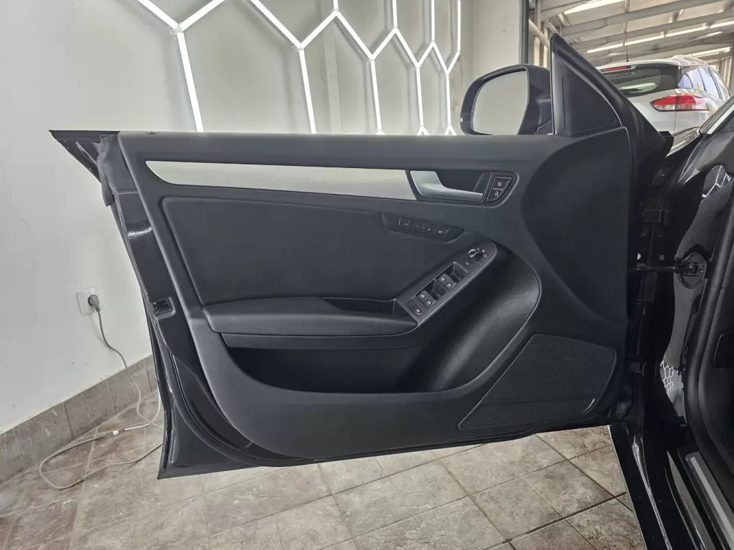 Audi A5 Sportback 2011 - 17500 EUR, 123569 km - AUTO.MOTO.pt - 123569km - foto 15 de 29