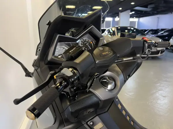 Yamaha TMAX 2016 - 8990 EUR, 27000 km - AUTO.MOTO.pt - 27000km - foto 21 de 35