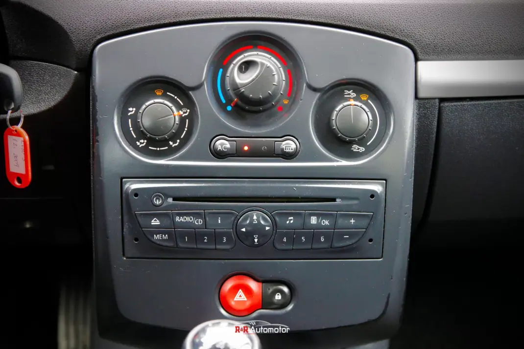 Renault Clio 2009 - 5750 EUR, 197000 km - AUTO.MOTO.pt - 197000km - foto 12 de 16