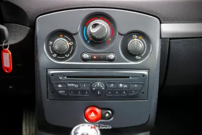 Renault Clio 2009 - 5750 EUR, 197000 km - AUTO.MOTO.pt - 197000km - foto 12 de 16