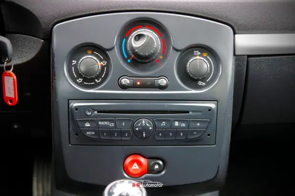 Renault Clio 2009 - 5750 EUR, 197000 km - AUTO.MOTO.pt - 197000km - foto 12 de 16
