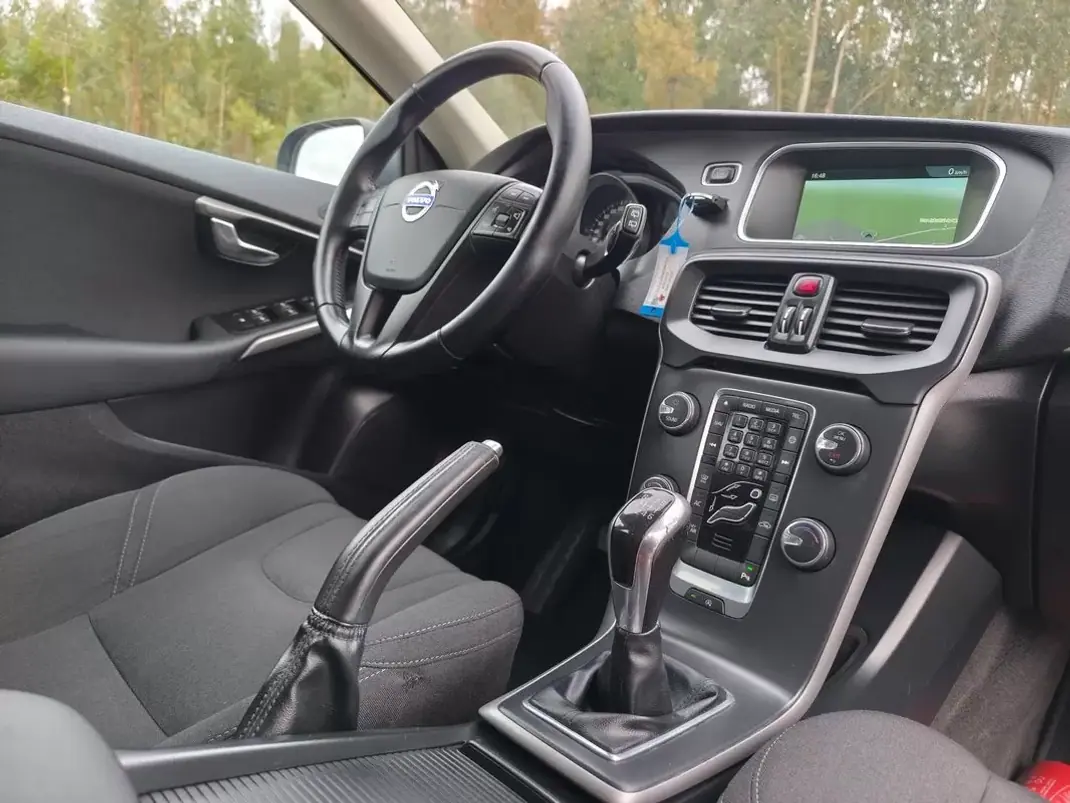 Volvo V40 2014 - 9900 EUR, 177500 km - AUTO.MOTO.pt - 177500km - foto 6 de 19