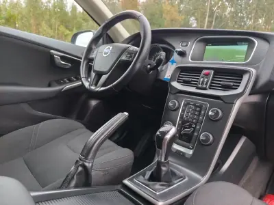 Volvo V40 2014 - 9900 EUR, 177500 km - AUTO.MOTO.pt - 177500km - foto 6 de 19