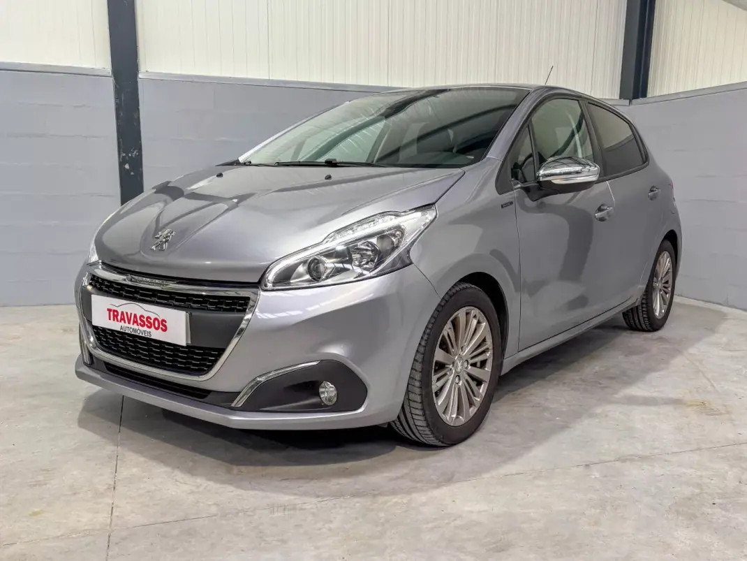 Peugeot 208 2019 - 12200 EUR, 165480 km - AUTO.MOTO.pt - 165480km - foto 1 de 12