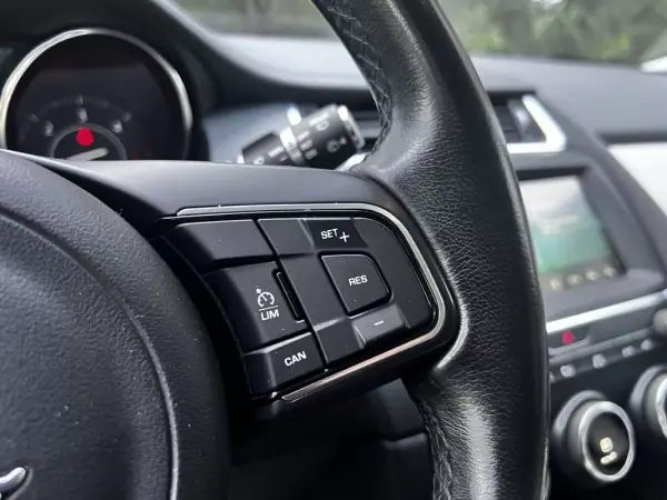 Jaguar E-Pace 2018 - 29750 EUR, 77000 km - AUTO.MOTO.pt - 77000km - foto 25 de 53