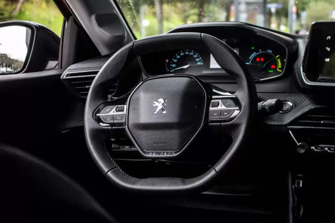 Peugeot e-208 2023 - 17800 EUR, 18457 km - AUTO.MOTO.pt - 18457km - foto 33 de 41