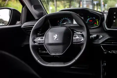 Peugeot e-208 2023 - 17800 EUR, 18457 km - AUTO.MOTO.pt - 18457km - foto 33 de 41