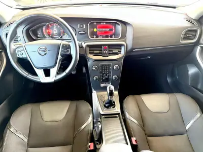 Volvo V40 2017 - 17490 EUR, 131420 km - AUTO.MOTO.pt - 131420km - foto 11 de 21