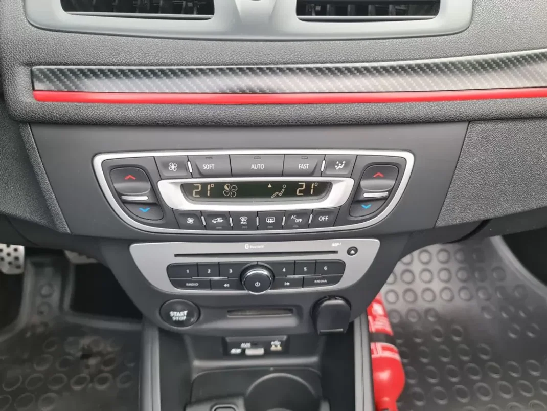 Renault Mégane Cabrio 2015 - 14990 EUR, 195000 km - AUTO.MOTO.pt - 195000km - foto 31 de 43