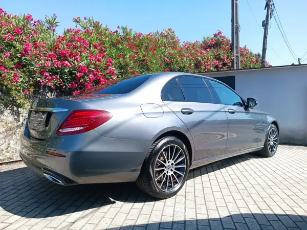 Mercedes-Benz E 300 2019 - 27500 EUR, 150200 km - AUTO.MOTO.pt - 150200km - foto 6 de 18